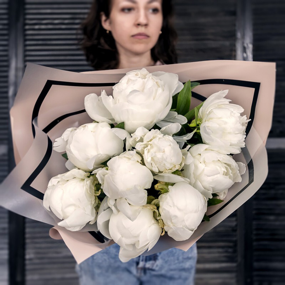 Букет 9 белых пионов